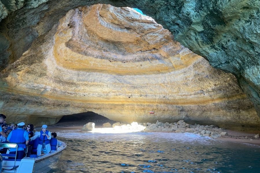Barco-a-entrar-na-gruta-de-Benagil