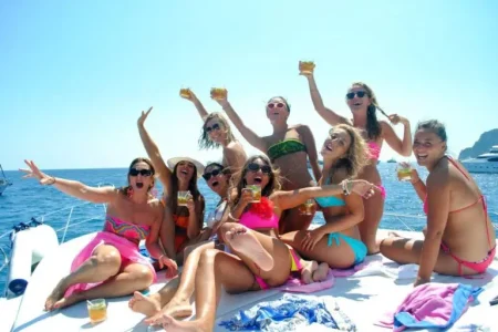 From Albufeira and Vilamoura : Hen Do Booze Cruise – Pick up Included